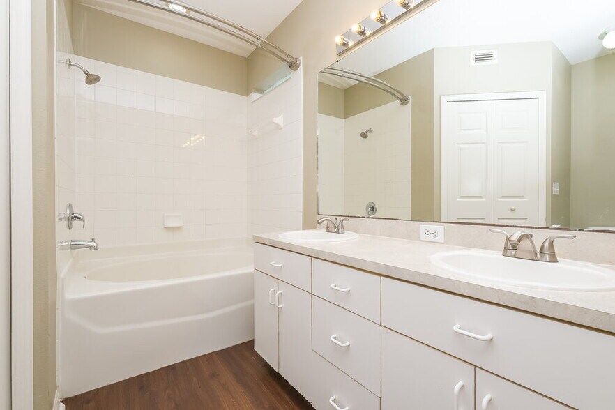 Building Photo - 3002 Summer Cruise Dr