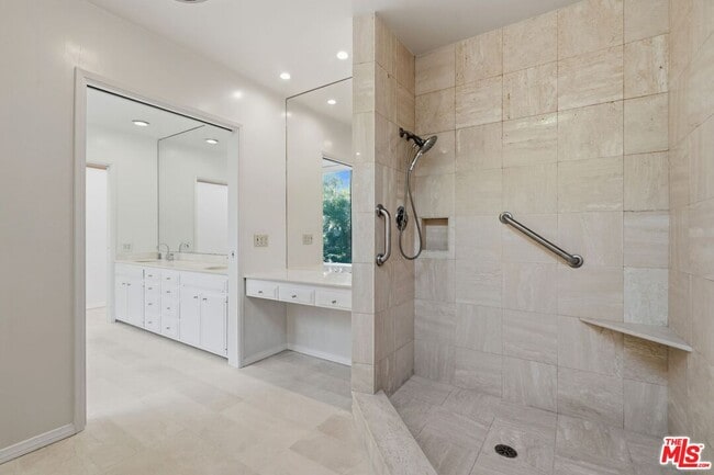 Building Photo - 510 Toyopa Dr