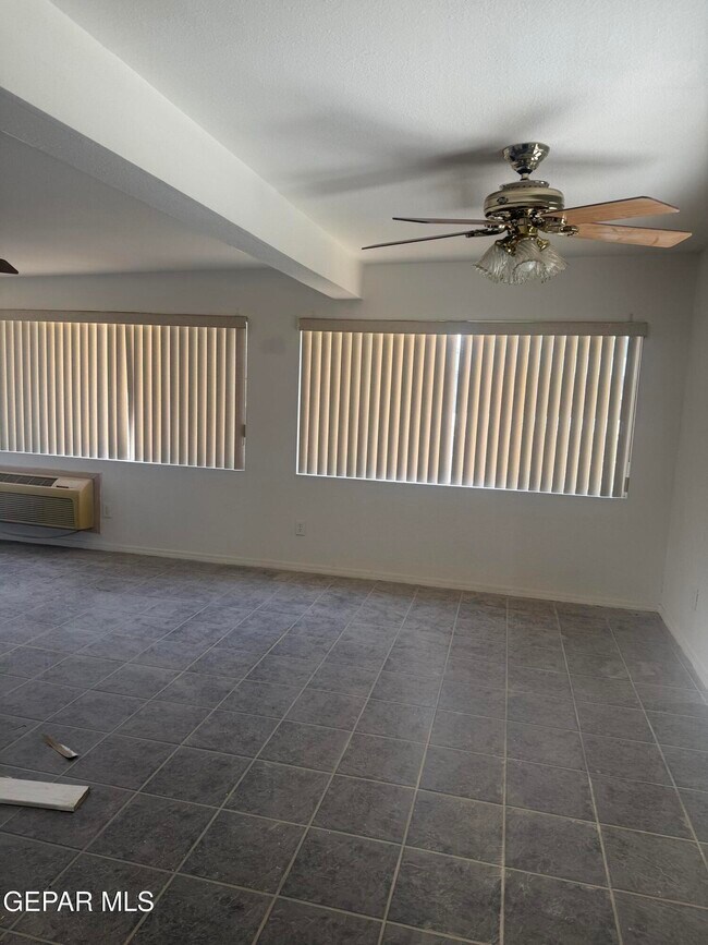 Building Photo - 3010 Wedgewood Dr
