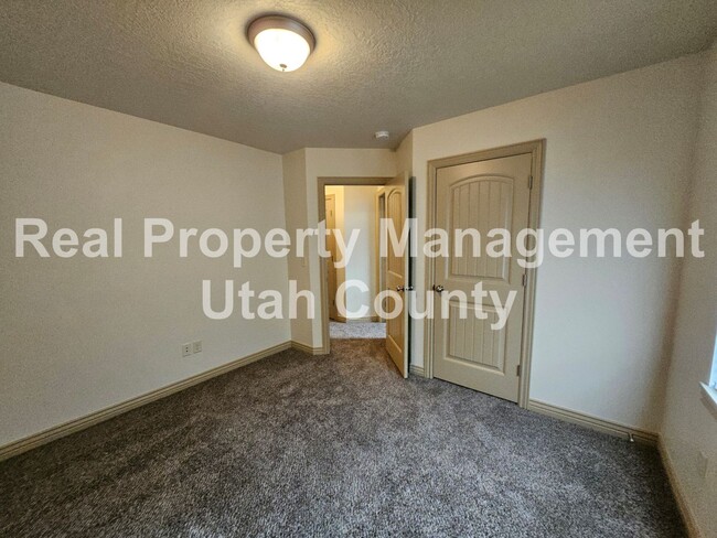 Building Photo - Orem Townhome Central to City Center