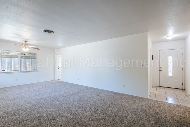 Building Photo - 3 Bedroom, 2 Bath Home Near Bakersfield Co...