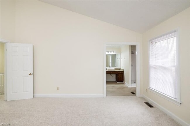 Building Photo - 670 Lord Dunmore Dr