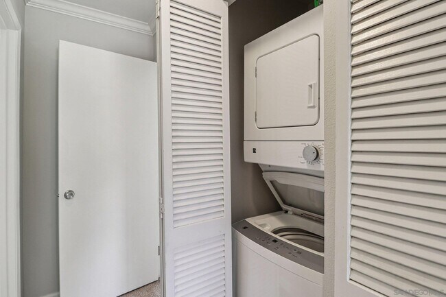 Building Photo - 7565 Charmant Dr