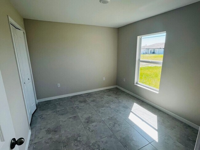 Building Photo - Waterfront property on the fresh water can...
