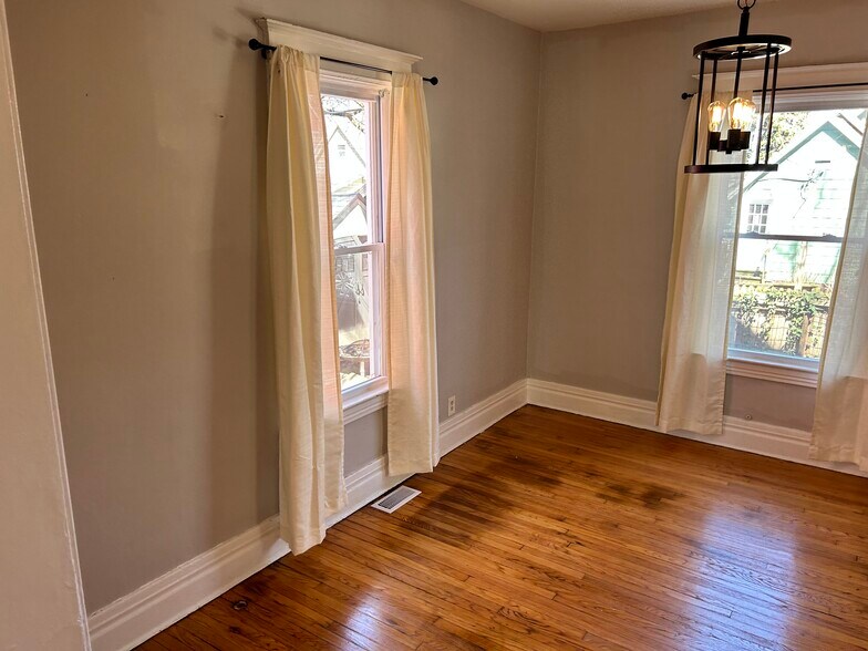 Building Photo - 16 Goebel Place