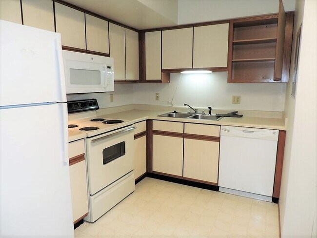 Building Photo - $ 1,095| 2 Bedroom, 1 Bathroom CONDO | PET...