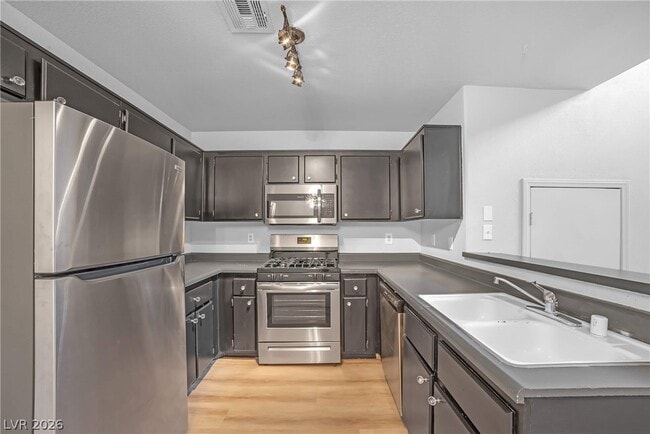 Building Photo - 555 Roxella Ln