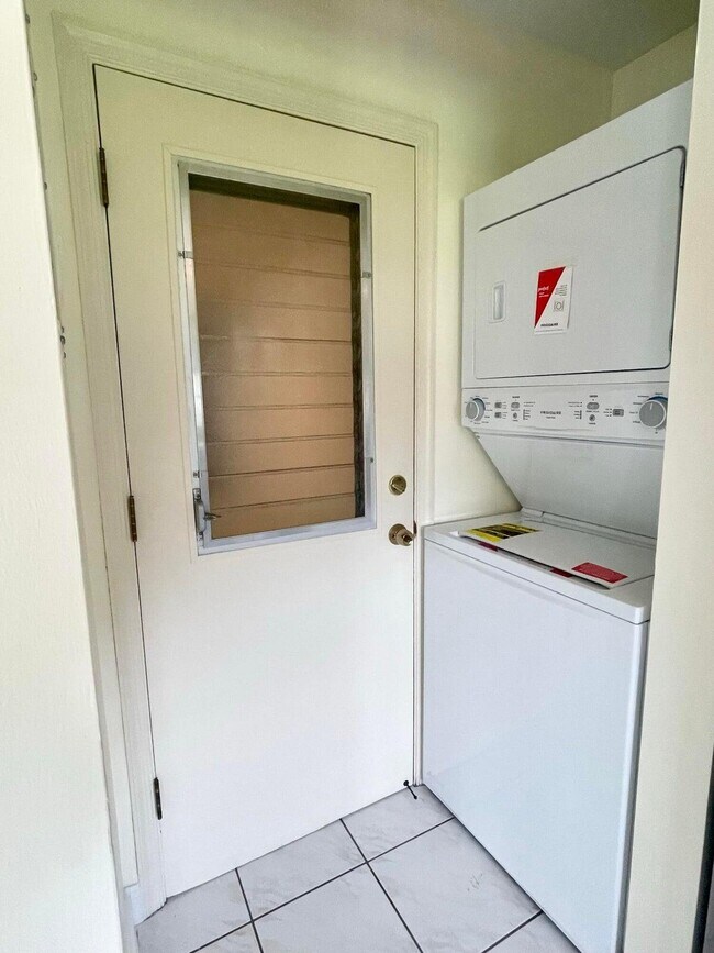 Building Photo - 4961 Dovewood Rd