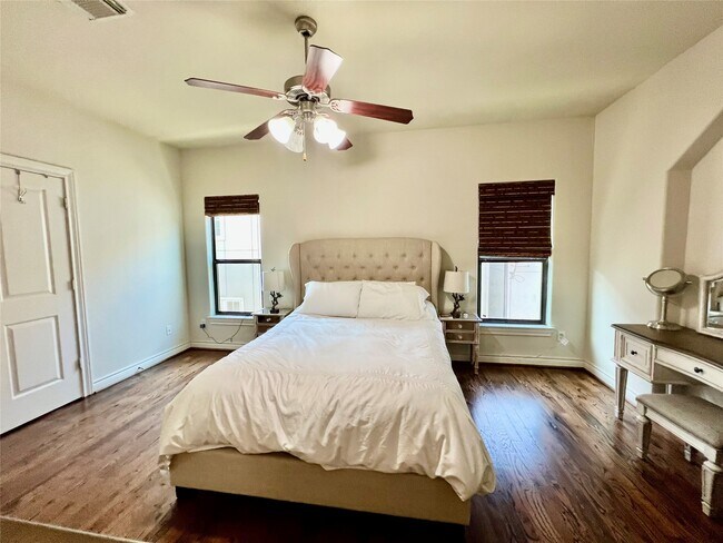 Building Photo - 3255 Maxroy St