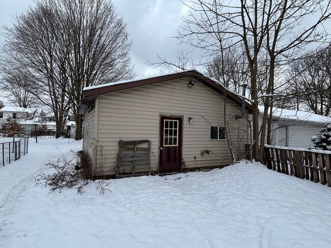 Building Photo - Beautiful 3 Bedroom Home with Large Back Yard and Deck!