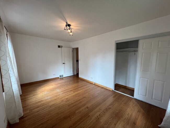 Building Photo - 403 E Lake Ave