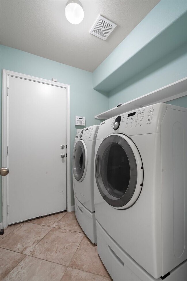 Building Photo - 8600 Harrier Dr