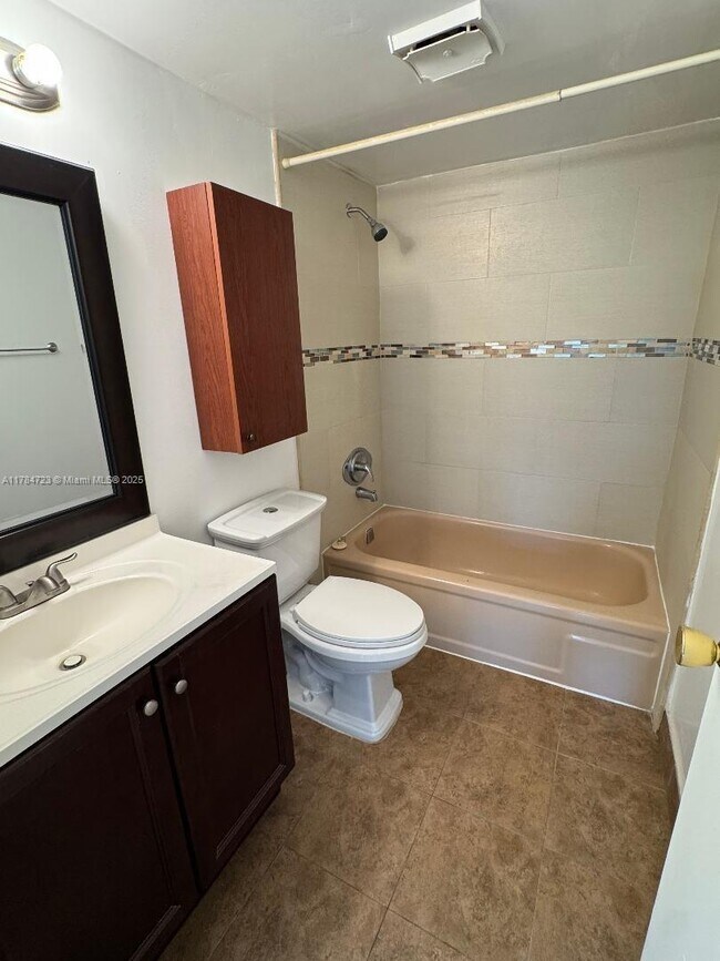 Building Photo - 1025 Country Club Dr