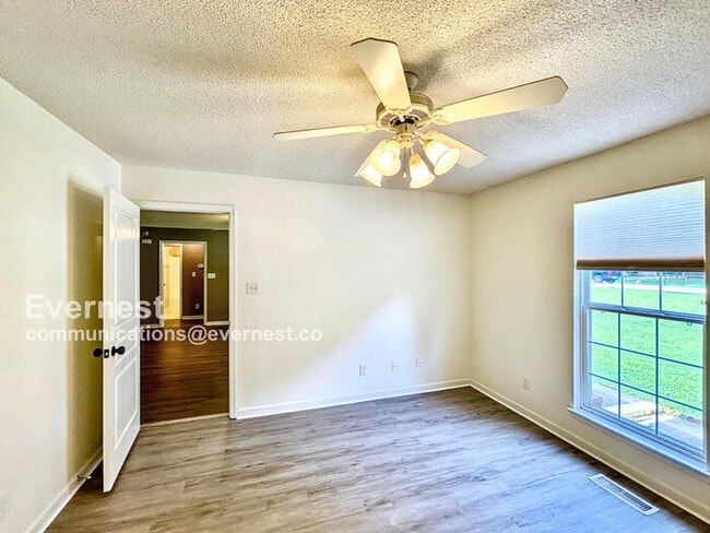 Building Photo - 128 Thrasher Pike