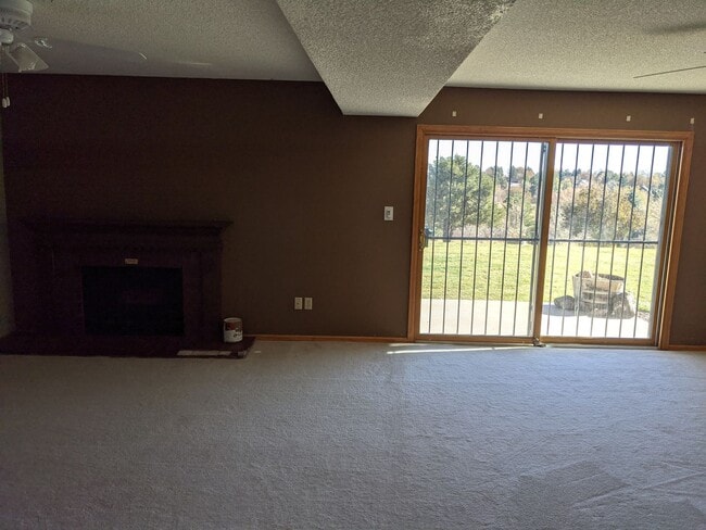 Building Photo - Stunning Golden Townhouse On Top of The World!