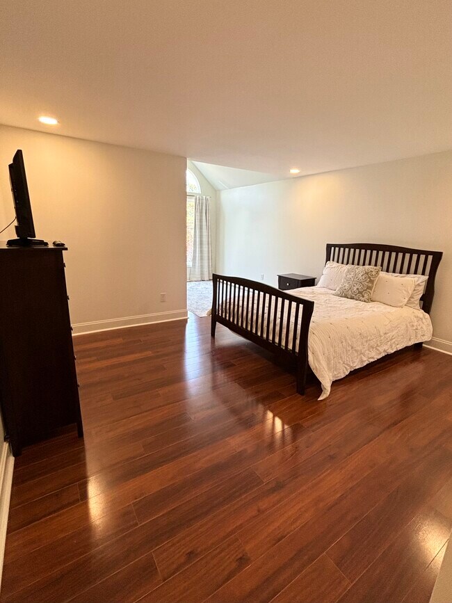 Building Photo - 6035 Whitegate Crossing