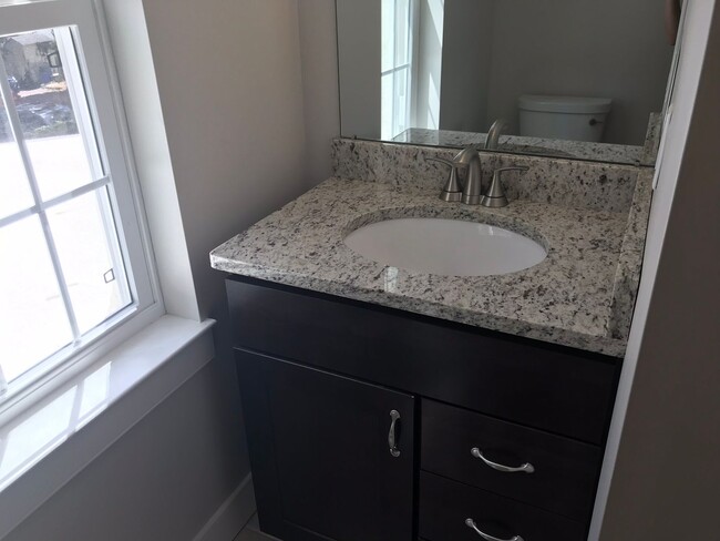 Building Photo - Beautifully renovated townhome in West Che...