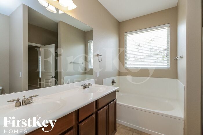 Building Photo - 1206 E Daisy Way