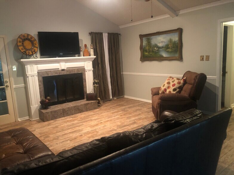 Building Photo - 9736 Kinglet Dr