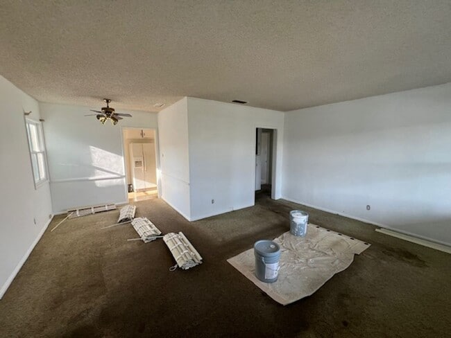 Building Photo - Home with Great Outdoor Space!