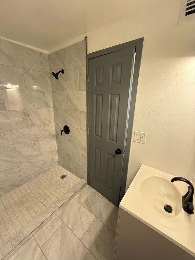 Building Photo - Townhome For Rent