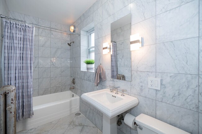 Building Photo - 536 1/2 W Cornelia Ave