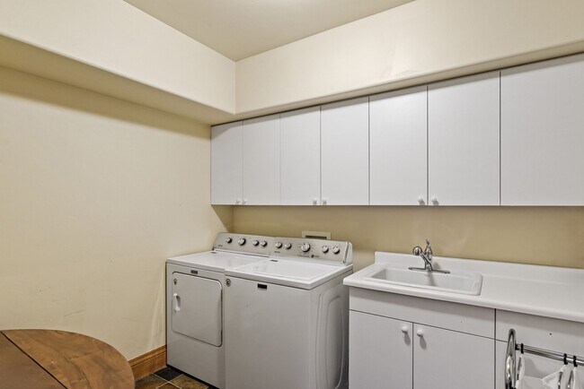 Building Photo - 121 Ridge Rd