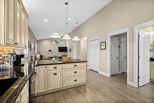 Building Photo - 104 Cedar St