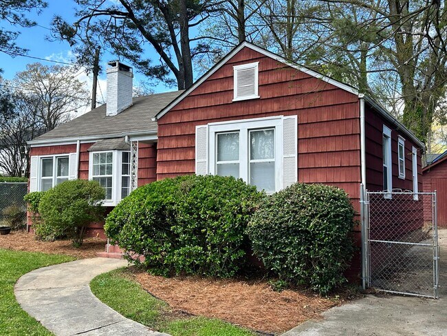 Building Photo - 2 bedroom 1 bath bungalow in the heart of ...