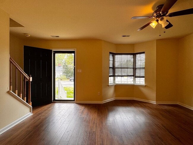 Building Photo - Briarwood Townhome close to NGIC and Hollymead Town Center!