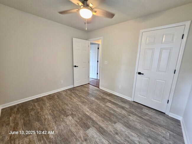 Building Photo - Charming 3 bedroom on a huge lot - Boulder...