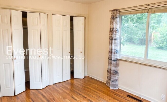 Building Photo - 3 Bed, 1 Bath Home with Fenced Yard & Garage / Available Now!