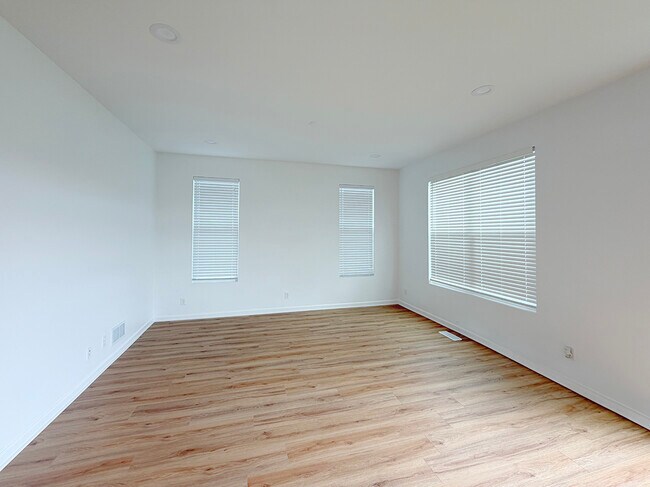 Building Photo - 651 Olive Ln