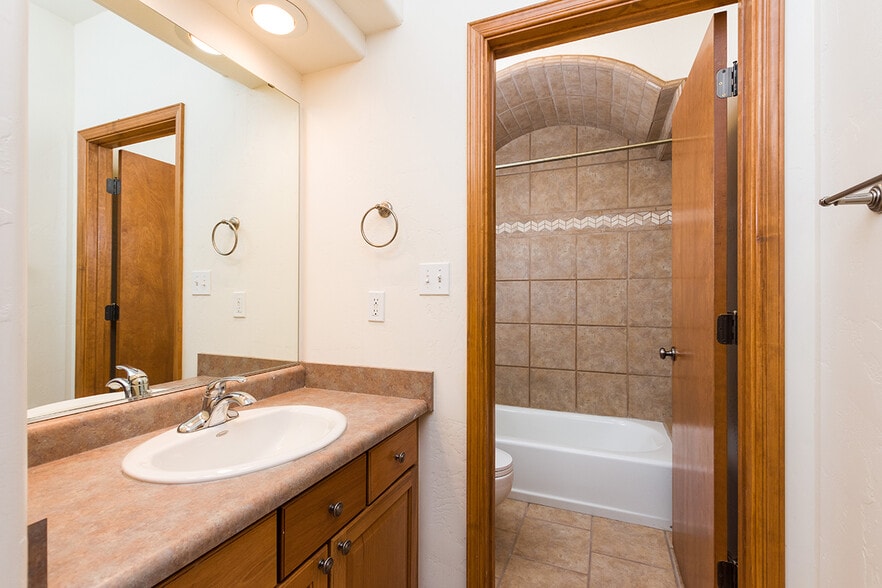 Building Photo - 2375 Saturn Cir