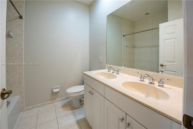 Building Photo - 3371 Lakeside Dr