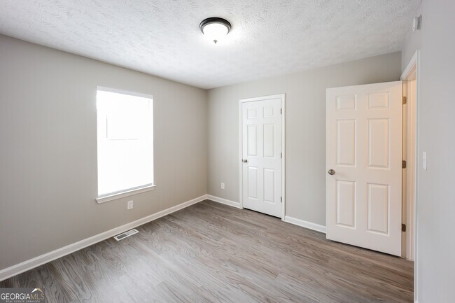 Building Photo - 334 Barr Cir