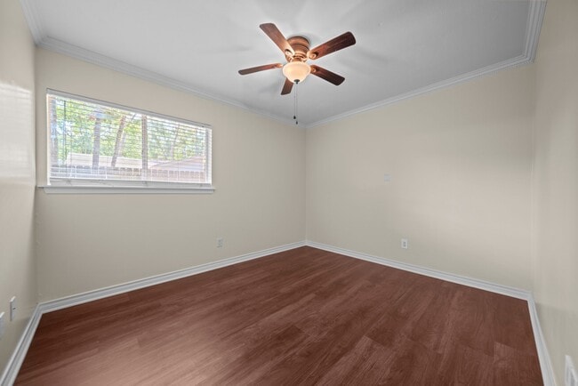 Building Photo - 10 Raccoon Ln