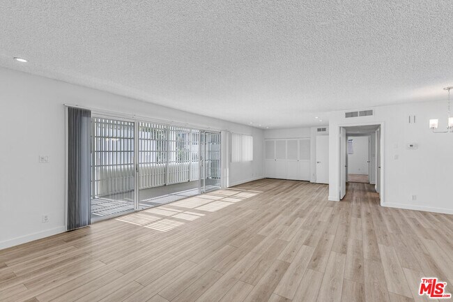 Building Photo - 825 S Gretna Green Way