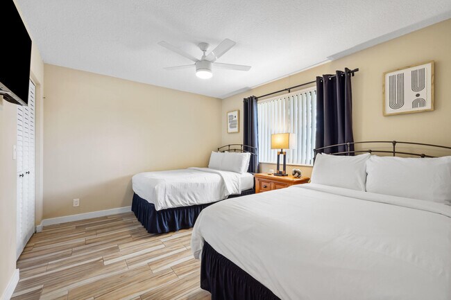 Building Photo - 206 Club Dr