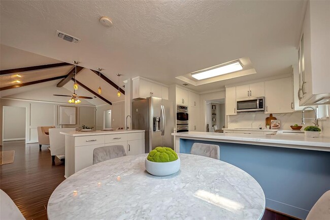 Building Photo - 10118 Briar Forest Dr