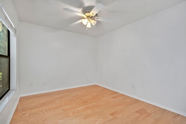 Building Photo - Spacious 3 Bedroom 2 Bath Condo in Gated Community of La Vita