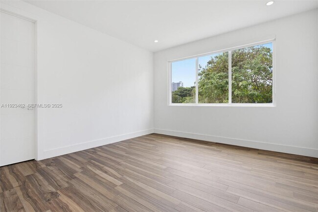 Building Photo - 2852 SW 32nd Ct