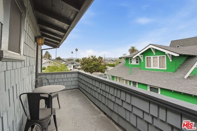 Building Photo - 1548 W 48th St
