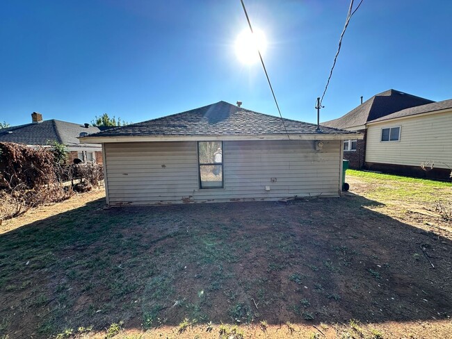 Building Photo - Remodeled 3 bed 1 bath in Central OKC