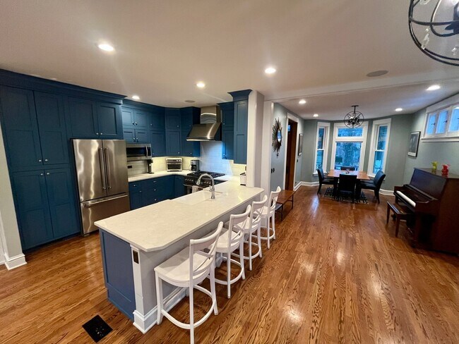 Building Photo - 3700 N Hermitage Ave