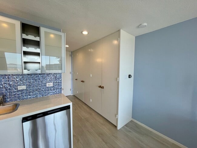 Building Photo - 1050 N Point St