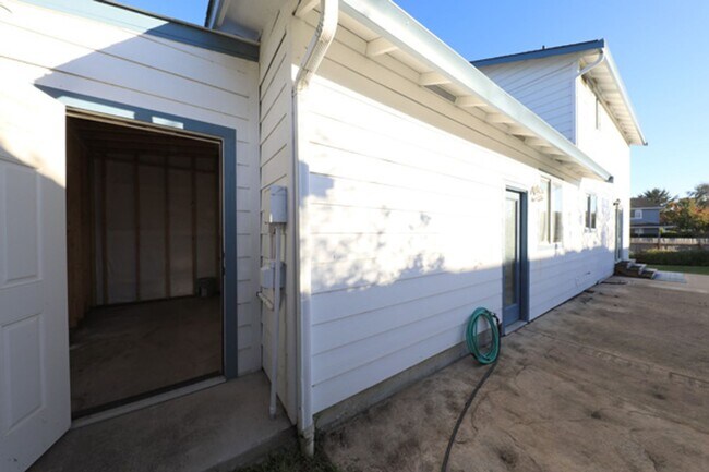 Building Photo - Spacious 3/2 with large yard