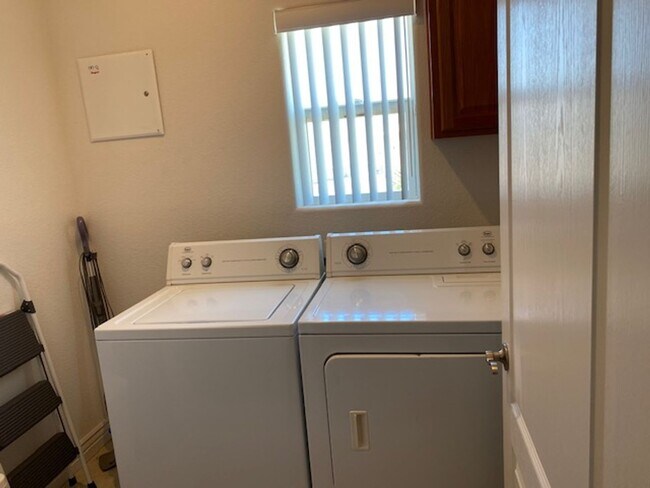 Building Photo - 3 BR + Bonus, Fully furnished, Includes Ut...