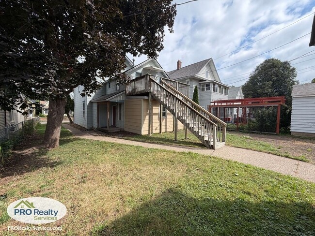 Building Photo - 962 6th St E