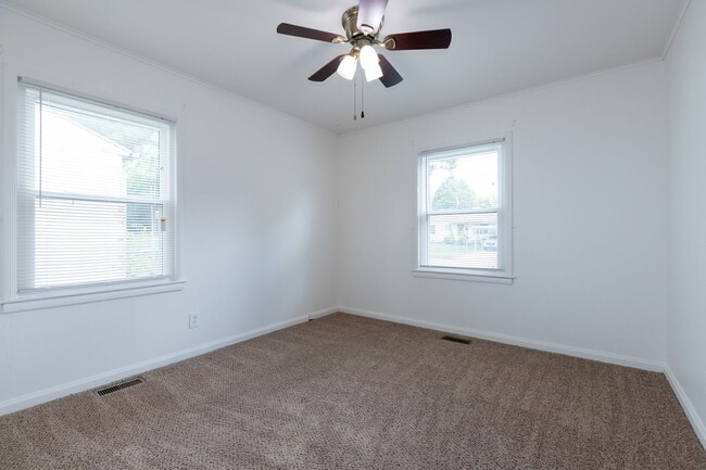 Building Photo - 2 Bed / 1 Bath in Tulsa! Ready Mid June!